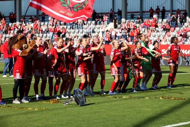Fussball, Frauen, Google Pixel Frauen Bundesliga, 25.Spieltag, Saison 2025 2026, FC Bayern München - Eintracht Frankfurt, Campus Die Meisterfeier nach dem Spiel, hier die Mannschaft des FC Bayern München Frauen, hier jubelnd vor der Fankurve