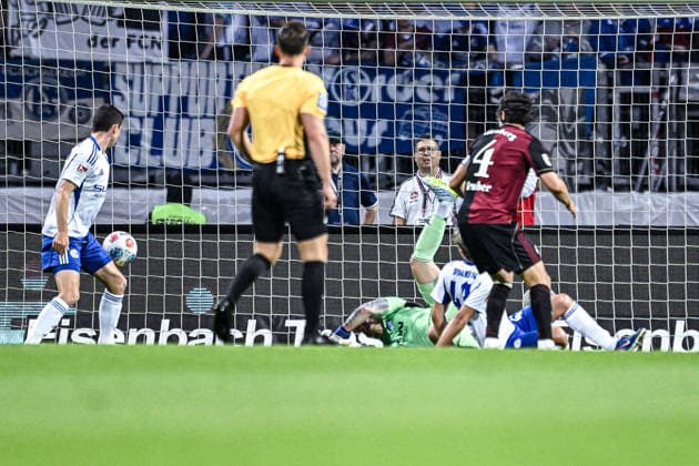 09.05.2026, Fussball, 2. Bundesliga, Saison 2025 2026, 32. Spieltag, 1.FC Nürnberg - FC Schalke 04, Fabio Gruber ( 1.FC Nürnberg ) erzielt das Tor zum 1:0, Ron Schallenberg (FC Schalke 04) (l) xRHR-FOTO YYx