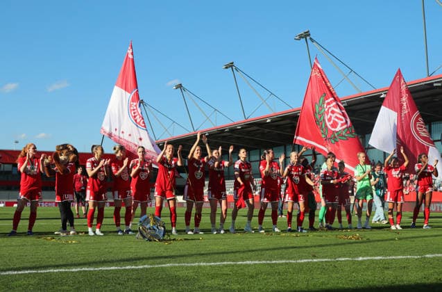 Fussball, Frauen, Google Pixel Frauen Bundesliga, 25.Spieltag, Saison 2025 2026, FC Bayern München - Eintracht Frankfurt, Campus Die Meisterfeier nach dem Spiel, hier die Mannschaft des FC Bayern München Frauen, hier jubelnd vor der Fankurve
