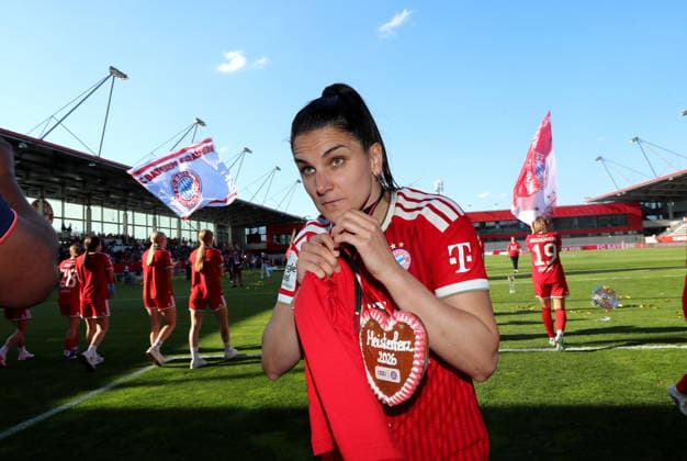 Fussball, Frauen, Google Pixel Frauen Bundesliga, 25.Spieltag, Saison 2025 2026, FC Bayern München - Eintracht Frankfurt, Campus Die Meisterfeier nach dem Spiel, hier die Mannschaft des FC Bayern München Frauen, hier Jovana Damnjanovic (FC Bayern München) mit Lebkuchenherz, Meisterherz 2026