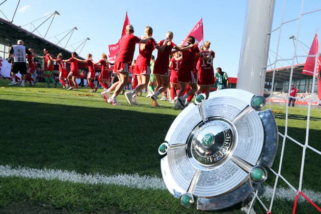 Fussball, Frauen, Google Pixel Frauen Bundesliga, 25.Spieltag, Saison 2025 2026, FC Bayern München - Eintracht Frankfurt, Campus Die Meisterfeier nach dem Spiel, hier die Mannschaft des FC Bayern München Frauen, hier jubelnd mit der Meisterschale am Torpfosten lehenden und die Mannschaft beim Tanzen auf dem Spielfeld *** Football, Women, Google Pixel Womens Bundesliga, 25 Matchday, Season 2025 2026, FC Bayern Munich Eintracht Frankfurt, Campus The championship celebration after the match, here the FC Bayern Munich Womens team, here cheering with the championship trophy leaning on the goalpost and the team dancing on the pitch