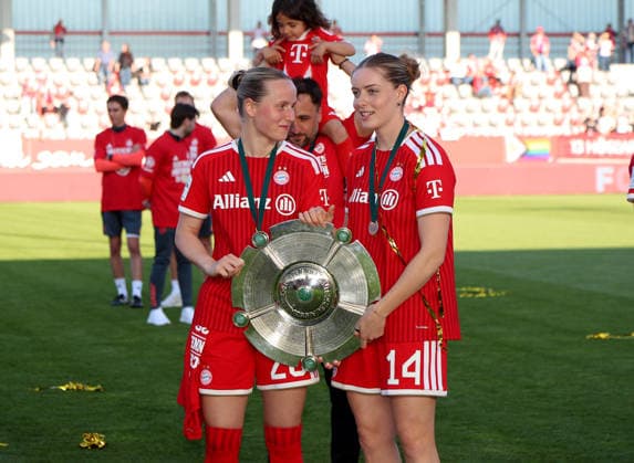 Fussball, Frauen, Google Pixel Frauen Bundesliga, 25.Spieltag, Saison 2025 2026, FC Bayern München - Eintracht Frankfurt, Campus Die Meisterfeier nach dem Spiel, hier die Mannschaft des FC Bayern München Frauen, hier Franziska Kett (FC Bayern München) (li.) mit Alara Sehitler (FC Bayern München) (re.) mit der Meisterschale