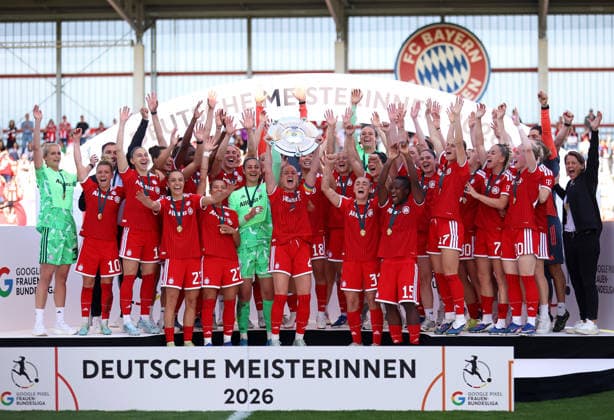 Fussball, Frauen, Google Pixel Frauen Bundesliga, 25.Spieltag, Saison 2025 2026, FC Bayern München - Eintracht Frankfurt, Campus Die Meisterfeier nach dem Spiel, hier die Mannschaft des FC Bayern München Frauen, hier jubelnd mit der Meisterschale auf dem Podest Deutsche Meisterinnen 2026, die Schale bei Glodis Perla Viggosdottir (FC Bayern München)