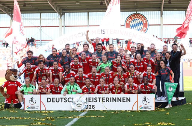 Fussball, Frauen, Google Pixel Frauen Bundesliga, 25.Spieltag, Saison 2025 2026, FC Bayern München - Eintracht Frankfurt, Campus Die Meisterfeier nach dem Spiel, hier die Mannschaft des FC Bayern München Frauen, hier jubelnd mit der Meisterschale, Emotion, Team, Betreuer, Mannschaftsbild, Teambild