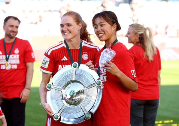 Fussball, Frauen, Google Pixel Frauen Bundesliga, 25.Spieltag, Saison 2025 2026, FC Bayern München - Eintracht Frankfurt, Campus Die Meisterfeier nach dem Spiel, hier die Mannschaft des FC Bayern München Frauen, hier Stine Ballisager (FC Bayern München) (li.) mit Momoko Tanikawa (FC Bayern München) (re.) mit der Meisterschale