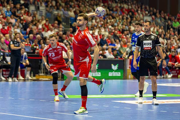 DAIKIN Handball Bundesliga, Kassel, MT Melsungen vs. ThSV Eisenach, Rothenbach-Halle Kassel; 09.05.2026 DAIKIN Handball Bundesliga, Kassel, Germany - 09.05.2026: Florian Drosten (MT Melsungen, 18) am Ball beim Freiwurf,, Handball BundesligaL, Spiel der MT Melsungen vs. ThSV Eisenach, Rothenbach-Halle Kassel Copyright: xBEAUTIFULxSPORTS Freudensteinx