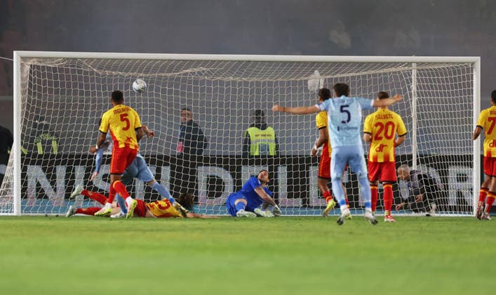 May 9, 2026, Lecce, Italia: Juventus FC Dusan Vlahovic scores the goal during the Italian Serie A soccer match US Lecce - Juventus FC at the Via del Mare stadium in Lecce, Italy, 9 may 2026. ANSA ABBONDANZA SCURO LEZZI. Soccer: Serie A; Lecce- Juventus  - ZUMAa110 20260509_zaf_a110_058 Copyright: xAbbondanzaxScuroxLezzix
