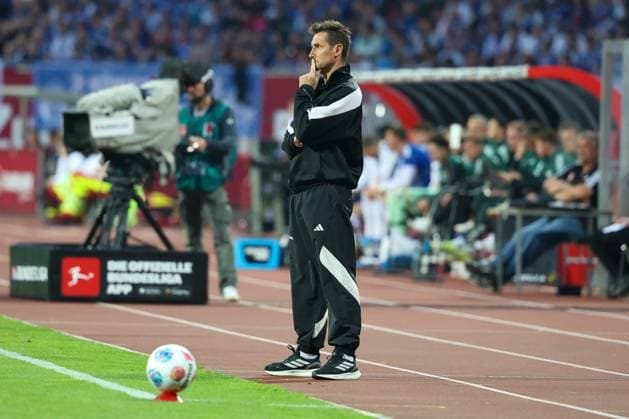 Chef-Trainer Miroslave Klose (1. FC Nuernberg) schaut nachdenklich, 1. FC Nuernberg vs. FC Schalke 04, Fussball, Maenner, 2. Bundesliga, DFL, Saison 2025 2026, 33. Spieltag, Rueckrunde, 09.05.2026 DFB regulations prohibit any use of photographs as image sequences and or quasi-video Nuernberg Bayern Deutschland