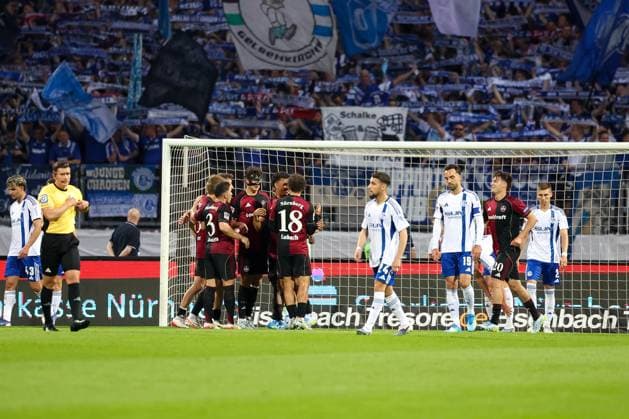 Die Nuernberger jubeln ueber das 1:0 durch Fabio Gruber 4 (1FC Nuernberg), 1. FC Nuernberg vs. FC Schalke 04, Fussball, Maenner, 2. Bundesliga, DFL, Saison 2025 2026, 33. Spieltag, Rueckrunde, 09.05.2026 DFB regulations prohibit any use of photographs as image sequences and or quasi-video Nuernberg Bayern Deutschland