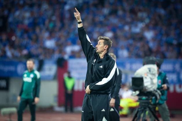 Chef-Trainer Miroslave Klose (1. FC Nuernberg) gibt Anweisungen an die Mannschaft, 1. FC Nuernberg vs. FC Schalke 04, Fussball, Maenner, 2. Bundesliga, DFL, Saison 2025 2026, 33. Spieltag, Rueckrunde, 09.05.2026 DFB regulations prohibit any use of photographs as image sequences and or quasi-video Nuernberg Bayern Deutschland