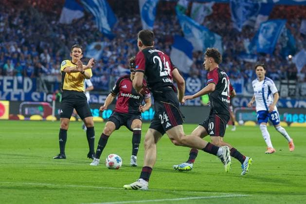 Referee Schiedsrichter Felix Prigan gestikuliert, Aktion der Nuernberger, 1. FC Nuernberg vs. FC Schalke 04, Fussball, Maenner, 2. Bundesliga, DFL, Saison 2025 2026, 33. Spieltag, Rueckrunde, 09.05.2026 DFB regulations prohibit any use of photographs as image sequences and or quasi-video Nuernberg Bayern Deutschland