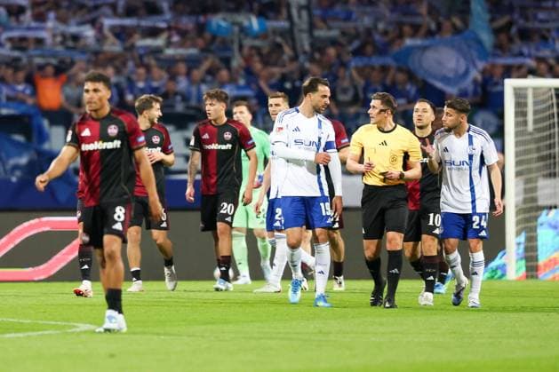 Kenan Karaman 19 (FC Schalke 04) diskutiert mit Referee Schiedsrichter Felix Prigan, 1. FC Nuernberg vs. FC Schalke 04, Fussball, Maenner, 2. Bundesliga, DFL, Saison 2025 2026, 33. Spieltag, Rueckrunde, 09.05.2026 DFB regulations prohibit any use of photographs as image sequences and or quasi-video Nuernberg Bayern Deutschland
