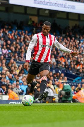 9th May 2026; Etihad Stadium, Manchester, Lancashire, England; Premier League Football, Manchester City versus Brentford; Dango Ouattara of Brentford on the ball RogerxEvans