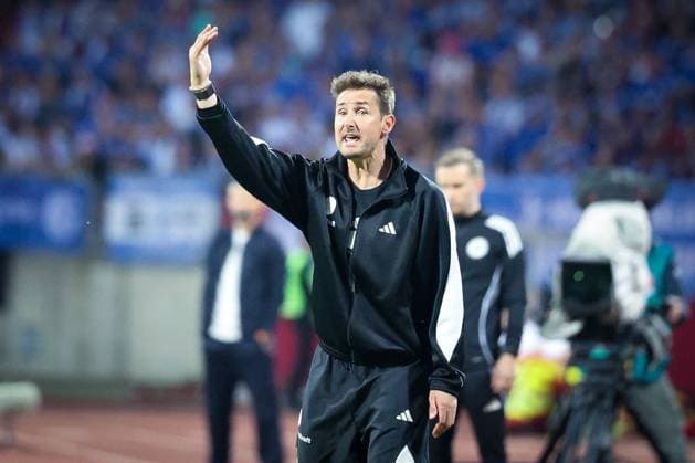 Chef-Trainer Miroslave Klose (1. FC Nuernberg) gibt Anweisungen an die Mannschaft, 1. FC Nuernberg vs. FC Schalke 04, Fussball, Maenner, 2. Bundesliga, DFL, Saison 2025 2026, 33. Spieltag, Rueckrunde, 09.05.2026 DFB regulations prohibit any use of photographs as image sequences and or quasi-video Nuernberg Bayern Deutschland