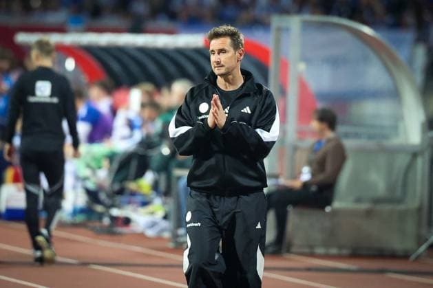 Enttaeuschung, Frust bei Chef-Trainer Miroslave Klose (1. FC Nuernberg) nach einer vergegenen Grosschance durch Julian Justvan 10 (1FC Nuernberg), nicht im Bild, 1. FC Nuernberg vs. FC Schalke 04, Fussball, Maenner, 2. Bundesliga, DFL, Saison 2025 2026, 33. Spieltag, Rueckrunde, 09.05.2026 DFB regulations prohibit any use of photographs as image sequences and or quasi-video Nuernberg Bayern Deutschland