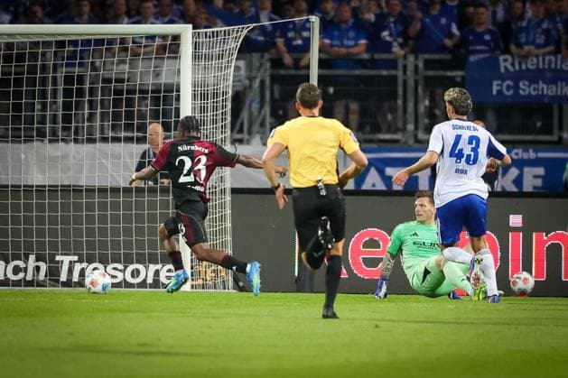 Mohamed Ali Zoma 23 (1FC Nuernberg) umkurvt Kevin Mueller 22 (FC Schalke 04), aber der Treffer wird wegen Abseitsstellung nicht gegeben, 1. FC Nuernberg vs. FC Schalke 04, Fussball, Maenner, 2. Bundesliga, DFL, Saison 2025 2026, 33. Spieltag, Rueckrunde, 09.05.2026 DFB regulations prohibit any use of photographs as image sequences and or quasi-video Nuernberg Bayern Deutschland