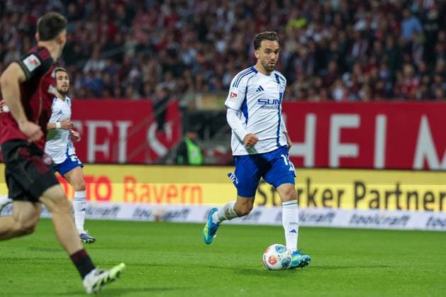 Kenan Karaman 19 (FC Schalke 04) in Aktion, 1. FC Nuernberg vs. FC Schalke 04, Fussball, Maenner, 2. Bundesliga, DFL, Saison 2025 2026, 33. Spieltag, Rueckrunde, 09.05.2026 DFB regulations prohibit any use of photographs as image sequences and or quasi-video Nuernberg Bayern Deutschland