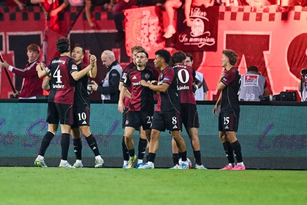 09.05.2026, Fussball, 2. Bundesliga, Saison 2025 2026, 32. Spieltag, 1.FC Nürnberg - FC Schalke 04, Alo Zoma Mohamed ( 1.FC Nürnberg ) freut sich über das Tor zum 3:0, xRHR-FOTO YYx