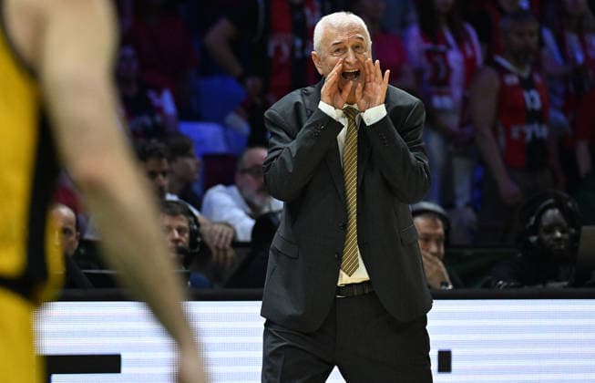 AEK BC v Rytas Vilnius - Basketball Champions League BADALONA, SPAIN - MAY 09: Head coach of AEK BC, Dragan Sakota follows the FIBA Basketball Champions League final match between AEK BC and Rytas Vilnius at Palau Municipal d Esports de Badalona in Badalona, Spain on May 09, 2026. Burak Akbulut Anadolu Badalona Spain. Editorial use only. Please get in touch for any other usage.  Copyright: x2026xAnadoluxBurakxAkbulutx
