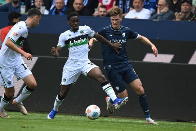 Noel ASEKO NKILI (Hannover 96) gegen Oliver OLSEN (BO) Aktion, Zweikampf, Fussball 2. Bundesliga, 33. Spieltag, VfL Bochum (BO) - Hannover 96 1-1 am 09.05.2026 im Vonovia Ruhrstadion Bochum Deutschland. DFL regulations prohibit any use of photographs as image sequences and or quasi-video Â