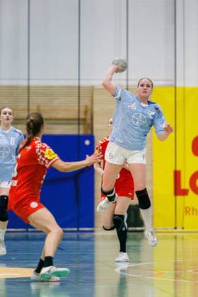 2. Handball Bundesliga Frauen: 1. FSV Mainz 05 - TSV Bayer 04 Leverkusen, Mainz, 09.05.2026 Annika Ingenpaß (TSV Bayer 04 Leverkusen, 2) mit einem Wurf auf das leere Tor der Mainzerinnen aus der eigenen Hälfte Partie vom 27. Spieltag der ALSCO Handball 2. Bundesliga Frauen zwischen 1. FSV Mainz 05 und TSV Bayer 04 Leverkusen in Mainz am 15.11.2025 Copyright: xBEAUTIFULxSPORTS Hahnex