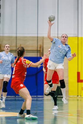 2. Handball Bundesliga Frauen: 1. FSV Mainz 05 - TSV Bayer 04 Leverkusen, Mainz, 09.05.2026 Annika Ingenpaß (TSV Bayer 04 Leverkusen, 2) mit einem Wurf auf das leere Tor der Mainzerinnen aus der eigenen Hälfte Partie vom 27. Spieltag der ALSCO Handball 2. Bundesliga Frauen zwischen 1. FSV Mainz 05 und TSV Bayer 04 Leverkusen in Mainz am 15.11.2025 Copyright: xBEAUTIFULxSPORTS Hahnex