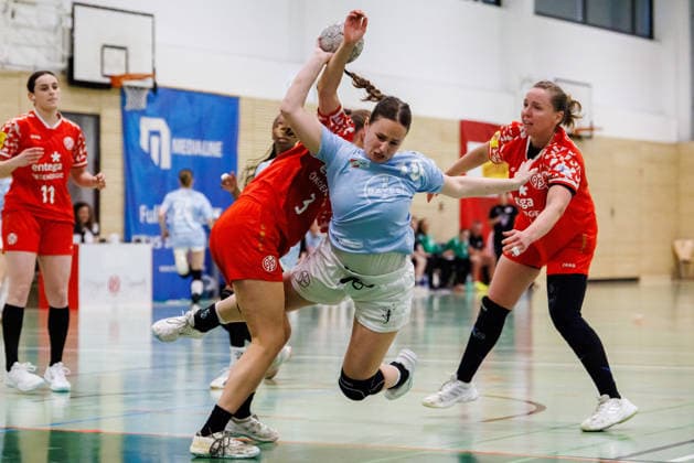 2. Handball Bundesliga Frauen: 1. FSV Mainz 05 - TSV Bayer 04 Leverkusen, Mainz, 09.05.2026 Sophia Cormann (TSV Bayer 04 Leverkusen, 10) verhakt sich beim Wurf im Arm von Anna Weidle (1. FSV Mainz 05, 3) Partie vom 27. Spieltag der ALSCO Handball 2. Bundesliga Frauen zwischen 1. FSV Mainz 05 und TSV Bayer 04 Leverkusen in Mainz am 15.11.2025 Copyright: xBEAUTIFULxSPORTS Hahnex