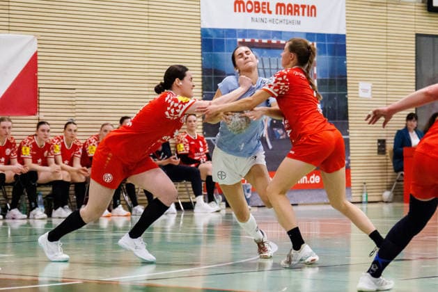 2. Handball Bundesliga Frauen: 1. FSV Mainz 05 - TSV Bayer 04 Leverkusen, Mainz, 09.05.2026 Mia Cruzado(TSV Bayer 04 Leverkusen, 11) wird von Christine Burgard (1. FSV Mainz 05, 11) und Anna Weidle (1. FSV Mainz 05, 3) gehalten Partie vom 27. Spieltag der ALSCO Handball 2. Bundesliga Frauen zwischen 1. FSV Mainz 05 und TSV Bayer 04 Leverkusen in Mainz am 15.11.2025 Copyright: xBEAUTIFULxSPORTS Hahnex
