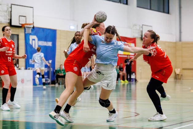 2. Handball Bundesliga Frauen: 1. FSV Mainz 05 - TSV Bayer 04 Leverkusen, Mainz, 09.05.2026 Sophia Cormann (TSV Bayer 04 Leverkusen, 10) verhakt sich beim Wurf im Arm von Anna Weidle (1. FSV Mainz 05, 3) Partie vom 27. Spieltag der ALSCO Handball 2. Bundesliga Frauen zwischen 1. FSV Mainz 05 und TSV Bayer 04 Leverkusen in Mainz am 15.11.2025 Copyright: xBEAUTIFULxSPORTS Hahnex