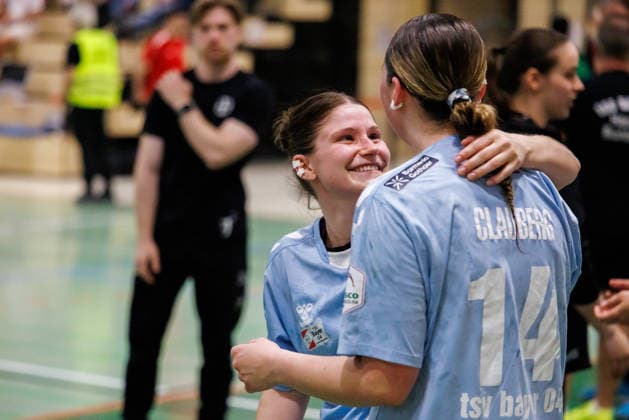 2. Handball Bundesliga Frauen: 1. FSV Mainz 05 - TSV Bayer 04 Leverkusen, Mainz, 09.05.2026 Henriette Clauberg (TSV Bayer 04 Leverkusen, 14) und Dana Gruner (TSV Bayer 04 Leverkusen, 3) liegen sich glücklich in den Armen nach dem Sieg in Mainz Partie vom 27. Spieltag der ALSCO Handball 2. Bundesliga Frauen zwischen 1. FSV Mainz 05 und TSV Bayer 04 Leverkusen in Mainz am 15.11.2025 Copyright: xBEAUTIFULxSPORTS Hahnex