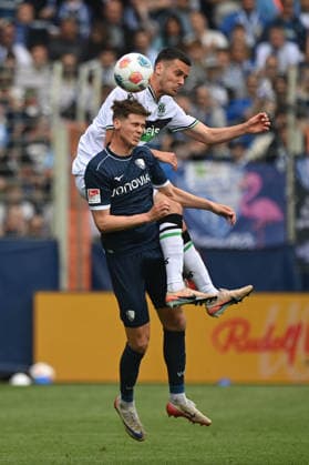 Oliver OLSEN (BO) gegen Bastian ALLGEIER (Hannover 96) Kopfballduell, Aktion, Zweikampf, Fussball 2. Bundesliga, 33. Spieltag, VfL Bochum (BO) - Hannover 96 1-1 am 09.05.2026 im Vonovia Ruhrstadion Bochum Deutschland. DFL regulations prohibit any use of photographs as image sequences and or quasi-video Â