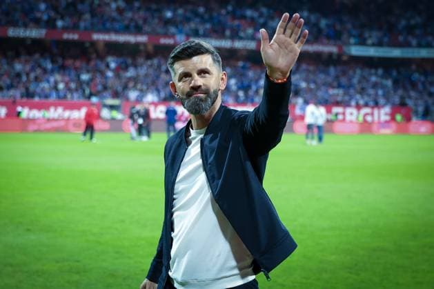 Cheftrainer Miron Muslic (FC Schalke 04) bedankt sich bei den Fans, 1. FC Nuernberg vs. FC Schalke 04, Fussball, Maenner, 2. Bundesliga, DFL, Saison 2025 2026, 33. Spieltag, Rueckrunde, 09.05.2026 DFB regulations prohibit any use of photographs as image sequences and or quasi-video Nuernberg Bayern Deutschland