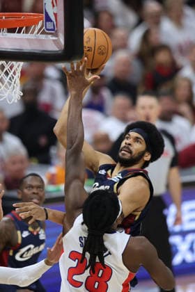 Cleveland Cavaliers Jarred Allen (31) shoots over Detroit Pistons Isaiah Stewart (28) in the second quarter in Cleveland, Ohio Saturday May 9, 2026.  CLE20260509110 AARONxJOSEFCZYK