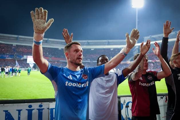 Christian Mathenia 26 (1FC Nuernberg) und Rabby Nzingoula 22 (1FC Nuernberg) bedanken sich bei den FAns, 1. FC Nuernberg vs. FC Schalke 04, Fussball, Maenner, 2. Bundesliga, DFL, Saison 2025 2026, 33. Spieltag, Rueckrunde, 09.05.2026 DFB regulations prohibit any use of photographs as image sequences and or quasi-video Nuernberg Bayern Deutschland