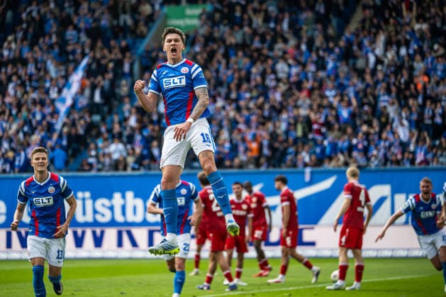 Rostock, Deutschland 09. Mai 2026: 3. Liga - 2025 2026 - Sp. 37 - FC Hansa Rostock gegen VfB Stuttgart II Im Bild: Lukas Wallner (Hansa Rostock) jubelt nach seinem Tor zum 3:1 DFB regulations prohibit any use of photographs as image sequences and or quasi-video. *** Rostock, Germany 09 May 2026 3 Liga 2025 2026 Sp 37 FC Hansa Rostock vs VfB Stuttgart II In the picture Lukas Wallner Hansa Rostock cheers after his goal for 3 1 DFB regulations prohibit any use of photographs as image sequences and or quasi video Copyright: xFotostandx xVoelkerx