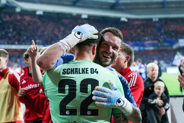Kevin Mueller 22 (FC Schalke 04) und Christian Mathenia 26 (1FC Nuernberg) umarmen sich herzlich, 1. FC Nuernberg vs. FC Schalke 04, Fussball, Maenner, 2. Bundesliga, DFL, Saison 2025 2026, 33. Spieltag, Rueckrunde, 09.05.2026 DFB regulations prohibit any use of photographs as image sequences and or quasi-video Nuernberg Bayern Deutschland