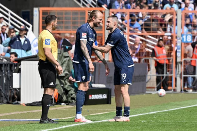 Matus Bero (VfL Bochum), re., überreicht Kevin Vogt (VfL Bochum) die Spielführerbinde 09.05.2026, Fussball 2. Bundesliga, Saison 2025 2026, 33. Spieltag, VfL Bochum - Hannover 96 1:1 DFL regulations prohibit any use of photographs as image sequences and or quasi-video Bochum Vonovia Ruhrstadion Nordrhein Westfalen Deutschland