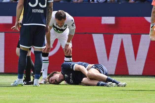 Verletzung Mats Pannewig (VfL Bochum) 09.05.2026, Fussball 2. Bundesliga, Saison 2025 2026, 33. Spieltag, VfL Bochum - Hannover 96 1:1 DFL regulations prohibit any use of photographs as image sequences and or quasi-video Bochum Vonovia Ruhrstadion Nordrhein Westfalen Deutschland