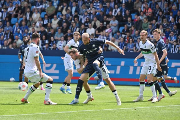 Benjamin Källman (Hannover 96), Philipp Hofmann (VfL Bochum), Boris Tomiak (Hannover 96), mitte v.re. 09.05.2026, Fussball 2. Bundesliga, Saison 2025 2026, 33. Spieltag, VfL Bochum - Hannover 96 1:1 DFL regulations prohibit any use of photographs as image sequences and or quasi-video Bochum Vonovia Ruhrstadion Nordrhein Westfalen Deutschland