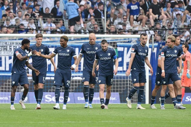 Bochums Spieler feiern das 1:1 von Farid Alfa-Ruprecht (VfL Bochum), 3. v.li. 09.05.2026, Fussball 2. Bundesliga, Saison 2025 2026, 33. Spieltag, VfL Bochum - Hannover 96 1:1 DFL regulations prohibit any use of photographs as image sequences and or quasi-video Bochum Vonovia Ruhrstadion Nordrhein Westfalen Deutschland