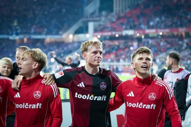 Tim Janisch 32 (1FC Nuernberg) und Finn Becker 25 (1FC Nuernberg) bei den fans, 1. FC Nuernberg vs. FC Schalke 04, Fussball, Maenner, 2. Bundesliga, DFL, Saison 2025 2026, 33. Spieltag, Rueckrunde, 09.05.2026 DFB regulations prohibit any use of photographs as image sequences and or quasi-video Nuernberg Bayern Deutschland