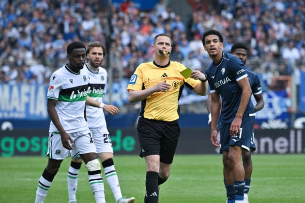 Schiedsrichter Dr. Robert Kampka zeigt die Gelbe Karte, rechts Francis Onyeka (VfL Bochum) 09.05.2026, Fussball 2. Bundesliga, Saison 2025 2026, 33. Spieltag, VfL Bochum - Hannover 96 1:1 DFL regulations prohibit any use of photographs as image sequences and or quasi-video Bochum Vonovia Ruhrstadion Nordrhein Westfalen Deutschland