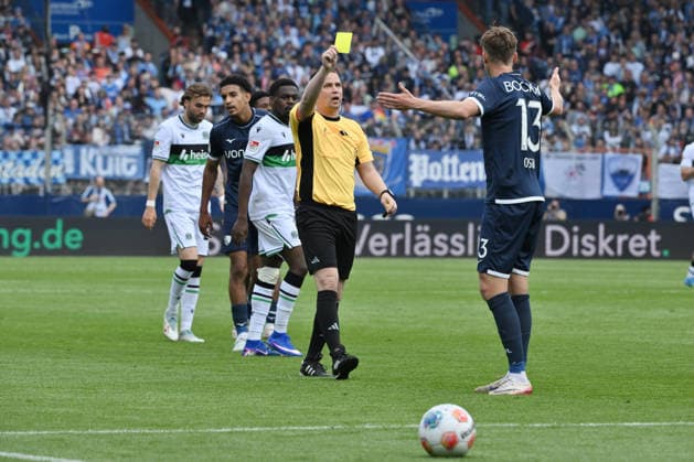 Schiedsrichter Dr. Robert Kampka zeigt Oliver Olsen (VfL Bochum) die Gelbe Karte 09.05.2026, Fussball 2. Bundesliga, Saison 2025 2026, 33. Spieltag, VfL Bochum - Hannover 96 1:1 DFL regulations prohibit any use of photographs as image sequences and or quasi-video Bochum Vonovia Ruhrstadion Nordrhein Westfalen Deutschland