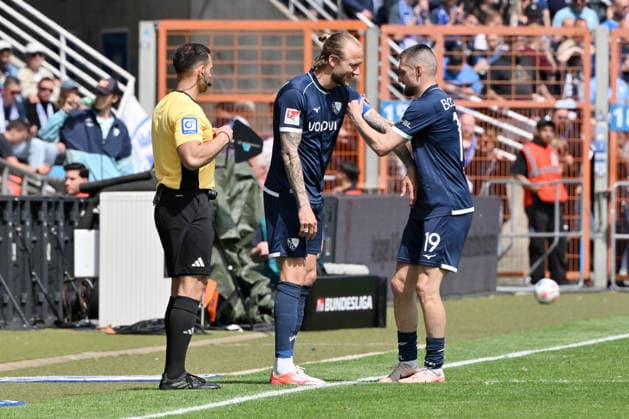 Matus Bero (VfL Bochum), re., überreicht Kevin Vogt (VfL Bochum) die Spielführerbinde 09.05.2026, Fussball 2. Bundesliga, Saison 2025 2026, 33. Spieltag, VfL Bochum - Hannover 96 1:1 DFL regulations prohibit any use of photographs as image sequences and or quasi-video Bochum Vonovia Ruhrstadion Nordrhein Westfalen Deutschland