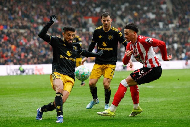 Sunderland v Manchester United, ManU Premier League Chemsdine Talbi of Sunderland cross is blocked by Noussair Mazraoui of Manchester United during the Sunderland v Manchester United Premier League match at the Stadium of Light, Sunderland, England on 9 May 2026 Credit: Craig Cowan Every Second Media Editorial use only. All images are copyright Every Second Media Limited. No images may be reproduced without prior permission. All rights reserved. Premier League and Football League images are subject to licensing agreements with Football DataCo Limited. see https: www.football-dataco.com Copyright: xIMAGO EveryxSecondxMediax ESM-1983-0257 CraigxCowanx xEveryxSecondxMediax