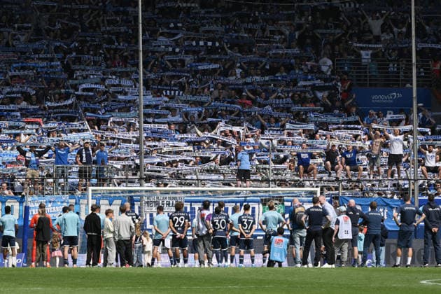 Bochums Spieler feiern mit den Fans das 1:1 und den Klassenerhalt 09.05.2026, Fussball 2. Bundesliga, Saison 2025 2026, 33. Spieltag, VfL Bochum - Hannover 96 1:1 DFL regulations prohibit any use of photographs as image sequences and or quasi-video Bochum Vonovia Ruhrstadion Nordrhein Westfalen Deutschland