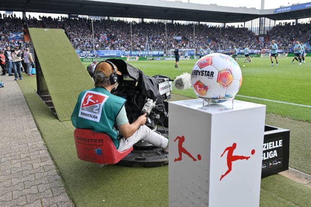 TV Fernsehkamera, links der offizielle Derbystar Spielball 09.05.2026, Fussball 2. Bundesliga, Saison 2025 2026, 33. Spieltag, VfL Bochum - Hannover 96 1:1 DFL regulations prohibit any use of photographs as image sequences and or quasi-video Bochum Vonovia Ruhrstadion Nordrhein Westfalen Deutschland