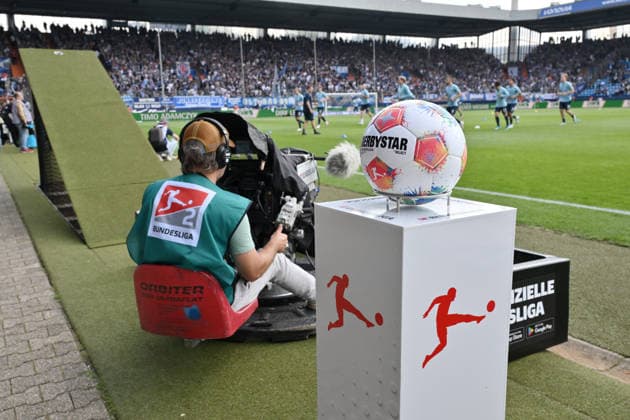 TV Fernsehkamera, links der offizielle Derbystar Spielball 09.05.2026, Fussball 2. Bundesliga, Saison 2025 2026, 33. Spieltag, VfL Bochum - Hannover 96 1:1 DFL regulations prohibit any use of photographs as image sequences and or quasi-video Bochum Vonovia Ruhrstadion Nordrhein Westfalen Deutschland