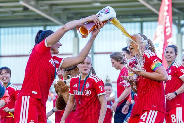 Jovana Damnjanovic (9 Bayern) gibt Glodis Viggosdottir (4 FC Bayern) eine Paulaner Weißbierdusche bei der feier zur Deutschen Meisterschaft der Google Pixel Frauen Bundesliga 2025 2026 am 09.05.2026. München FC Bayern Campus Bayern Deutschland