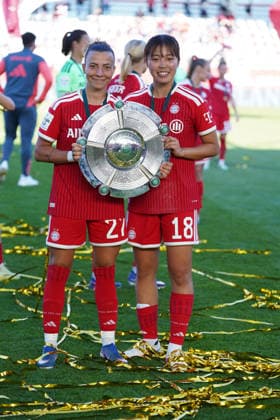 Arianna Caruso (27 Bayern) und Momoko Tanikawa (18 Bayern) feiern mit der Meisterschale den Sieg der Deutschen Meisterschaft der Google Pixel Frauen Bundesliga 2025 2026 am 09.05.2026. München FC Bayern Campus Bayern Deutschland